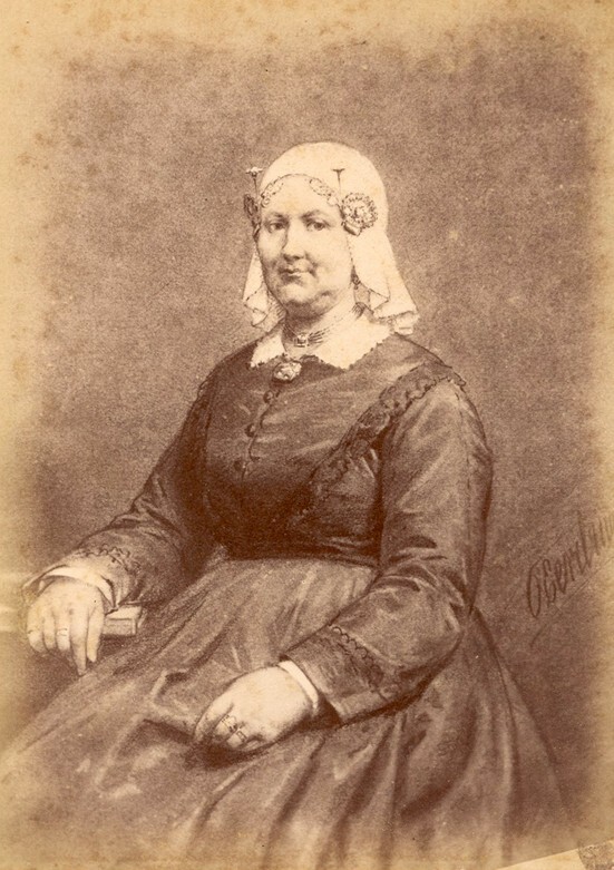 Vrouw in klederdracht (foto van schilderij van Otto Eerelman, uit album)